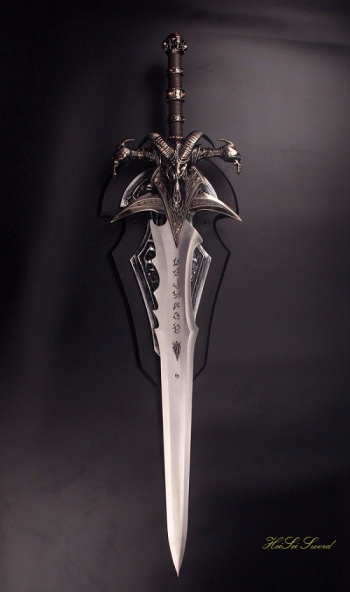 Меч Frostmourne из вселенной Warcraft